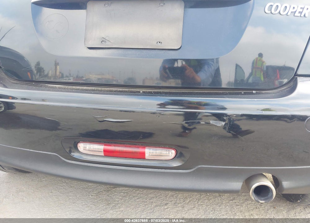 2011 MINI COOPER VIN: WMWSU3C50BT098905