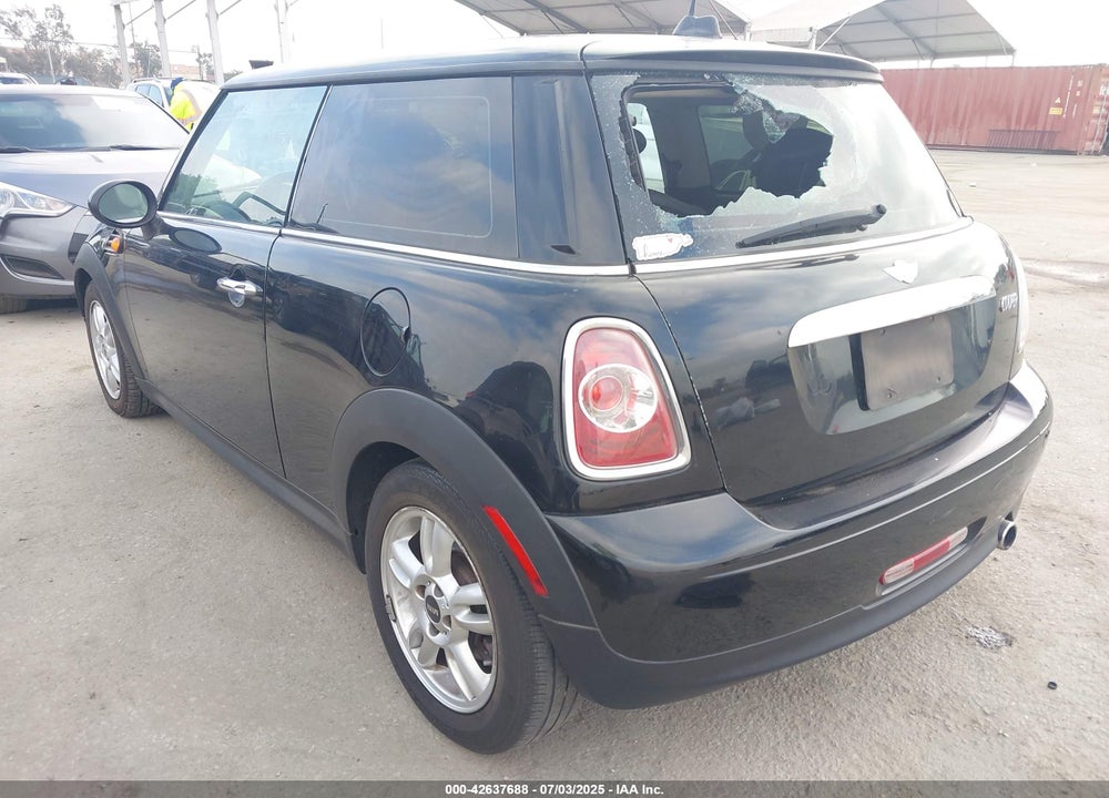 2011 MINI COOPER VIN: WMWSU3C50BT098905