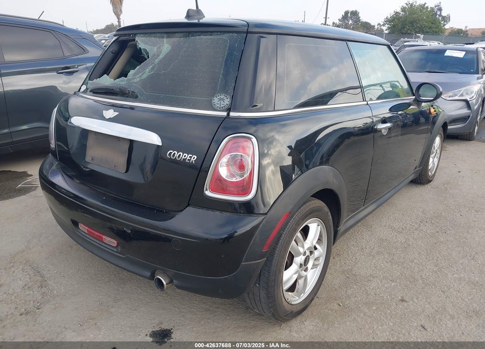 2011 MINI COOPER VIN: WMWSU3C50BT098905