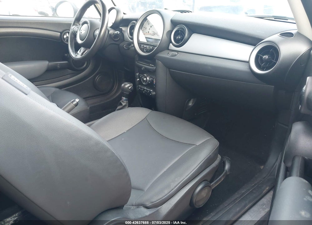 2011 MINI COOPER VIN: WMWSU3C50BT098905