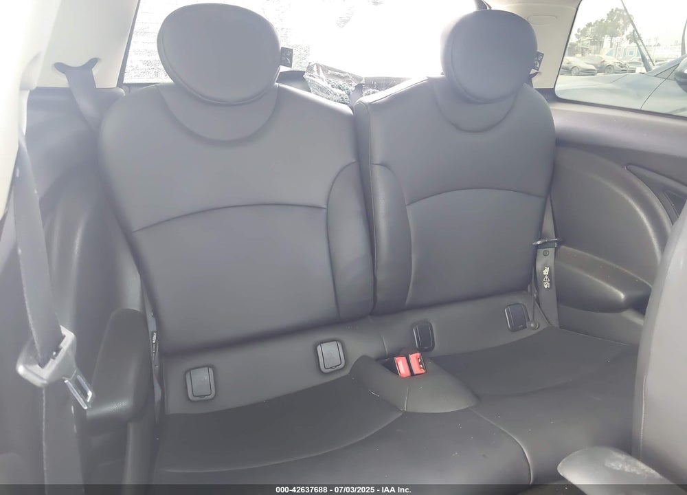2011 MINI COOPER VIN: WMWSU3C50BT098905