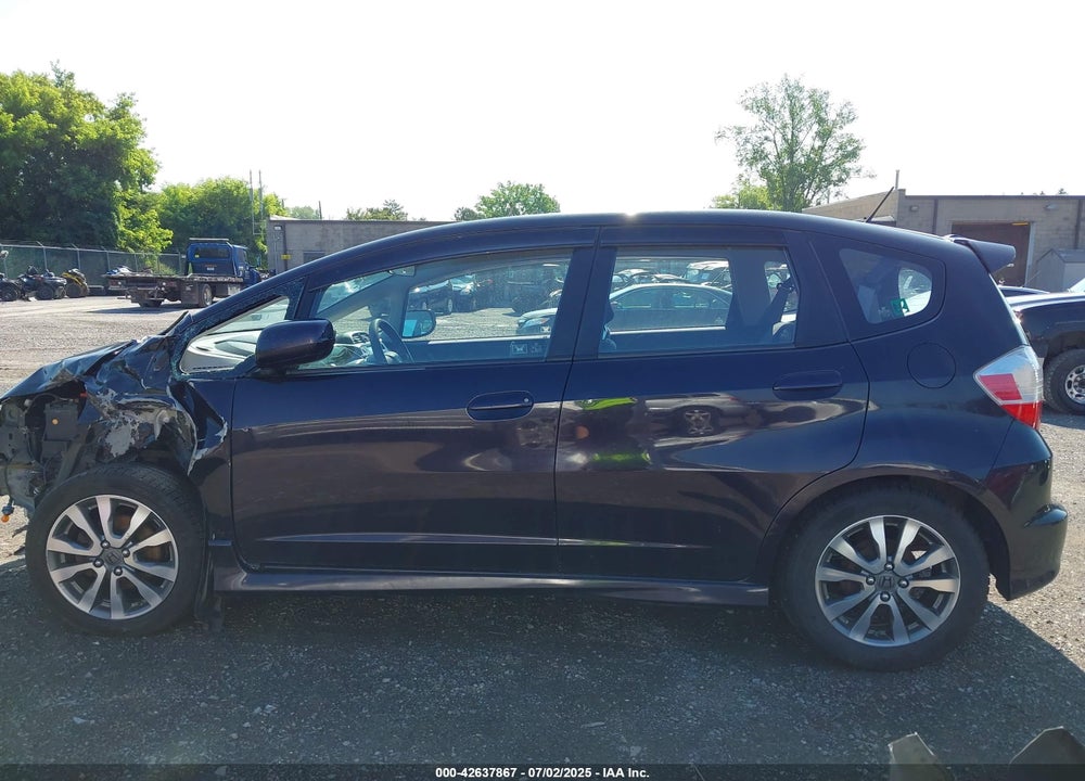 2013 HONDA FIT VIN: JHMGE8H51DC014796