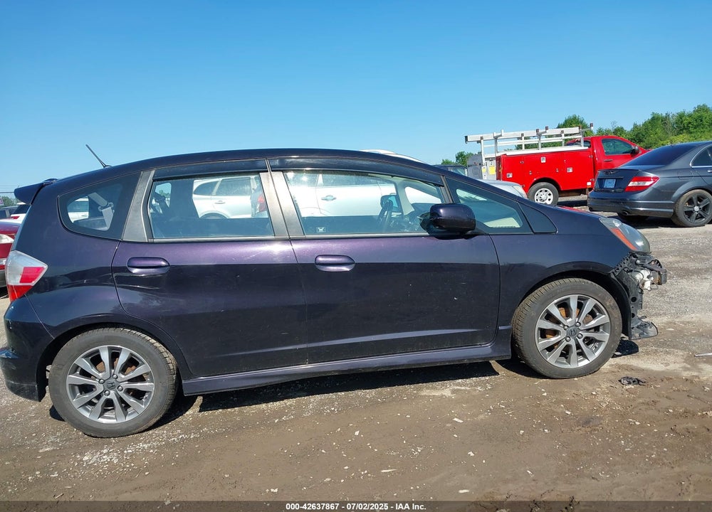 2013 HONDA FIT VIN: JHMGE8H51DC014796