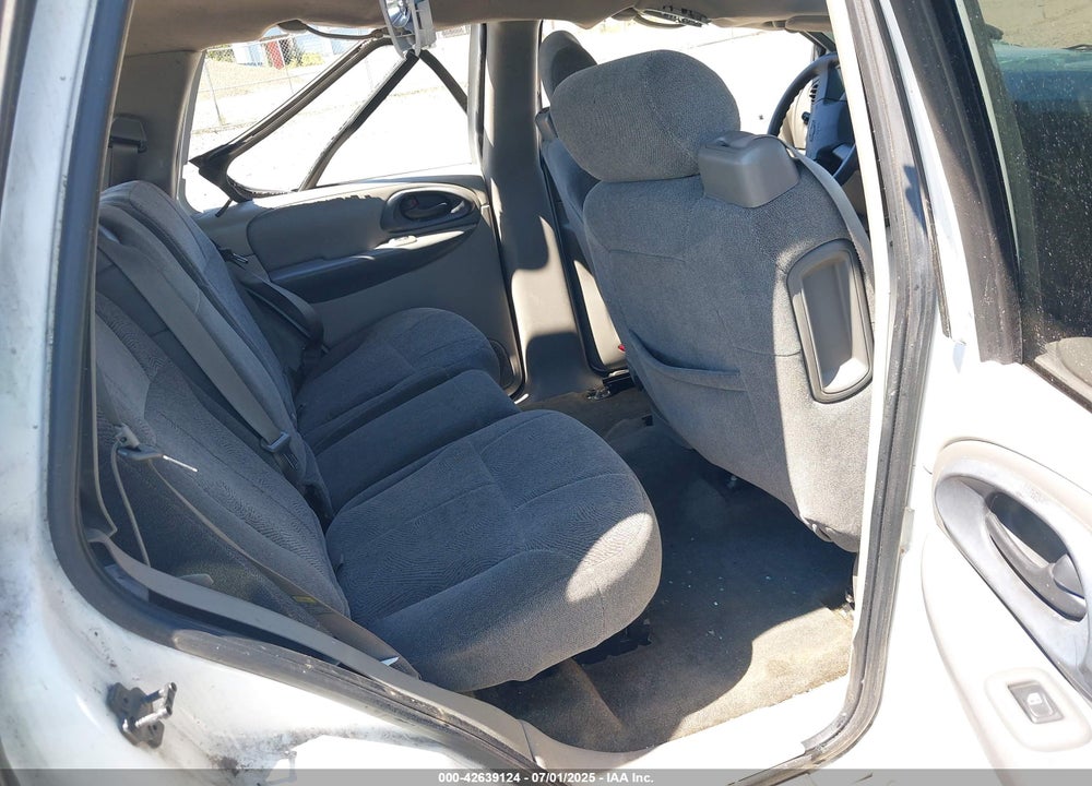 2004 CHEVROLET TRAILBLAZER LS VIN: 1GNDS13S042196375