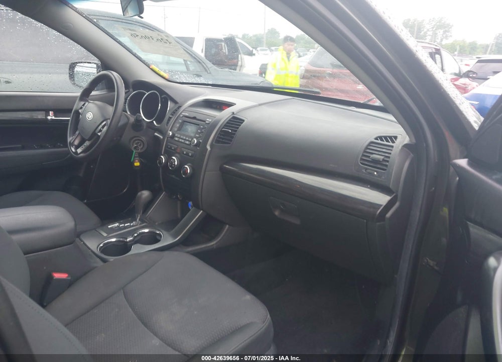 2011 KIA SORENTO VIN: 5XYKT4A29BG166361