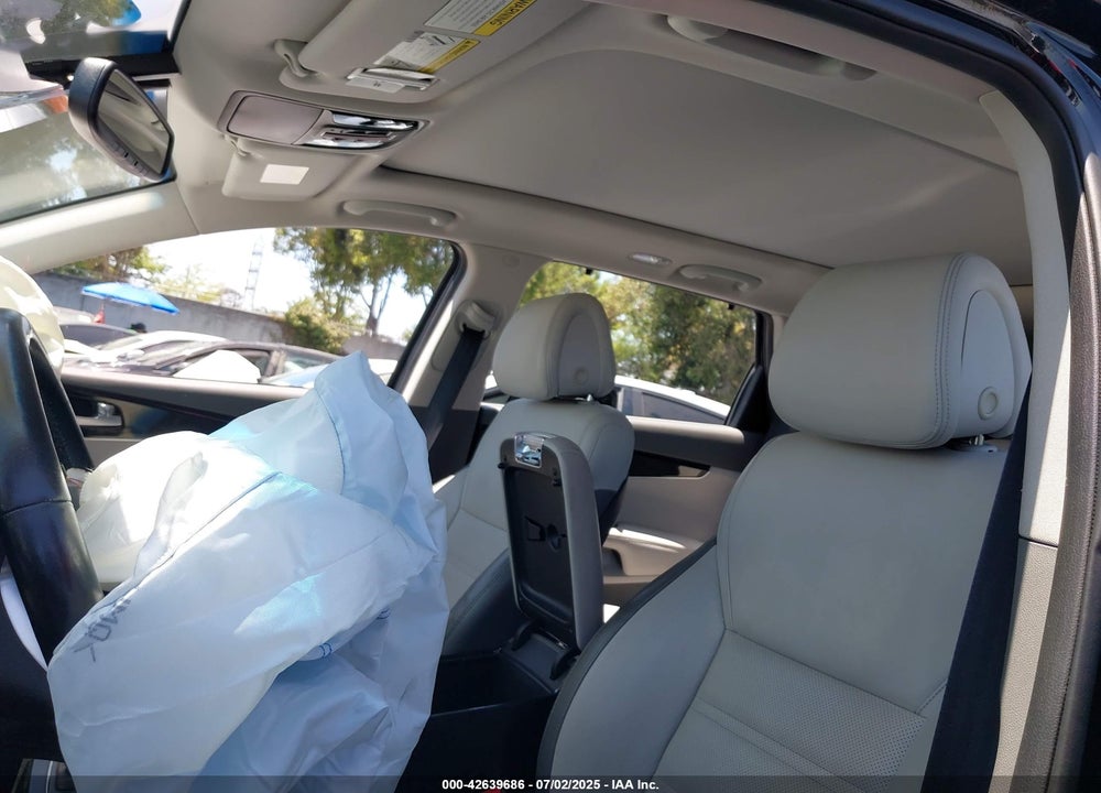 2016 KIA SORENTO 3.3L SX VIN: 5XYPK4A53GG033928