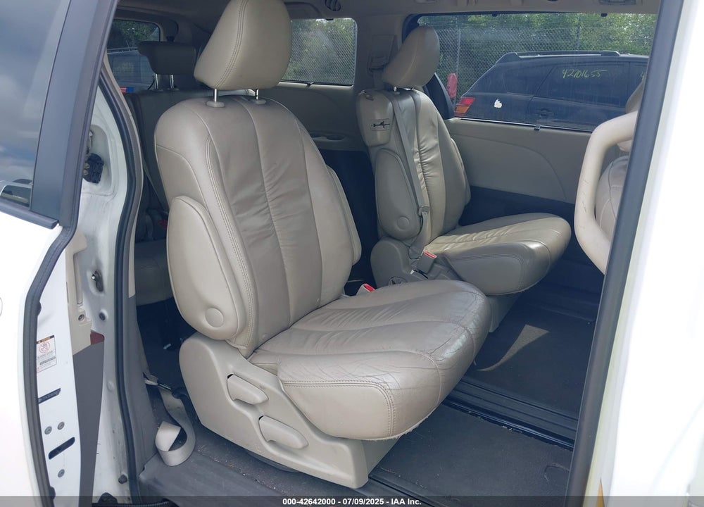 2011 TOYOTA SIENNA VIN: 5TDYK3DC6BS068757