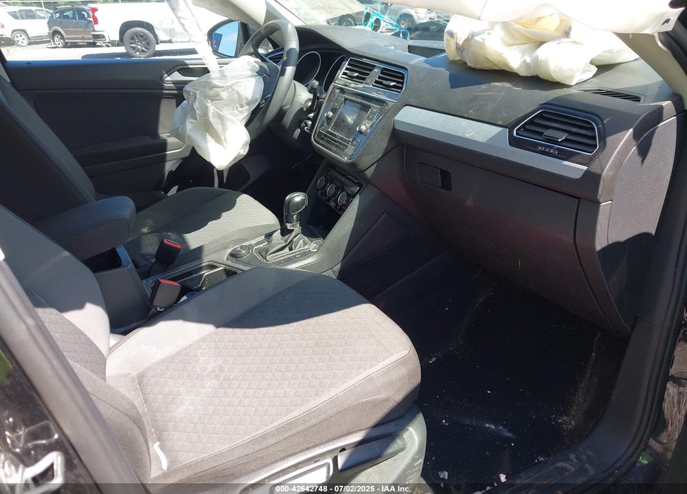 2019 VOLKSWAGEN TIGUAN VIN: 3VV0B7AX0KM164008