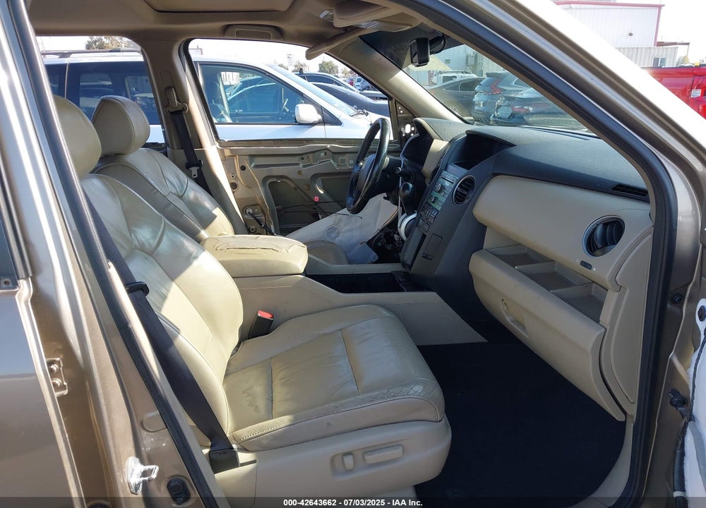 2011 HONDA PILOT VIN: 5FNYF3H50BB033121