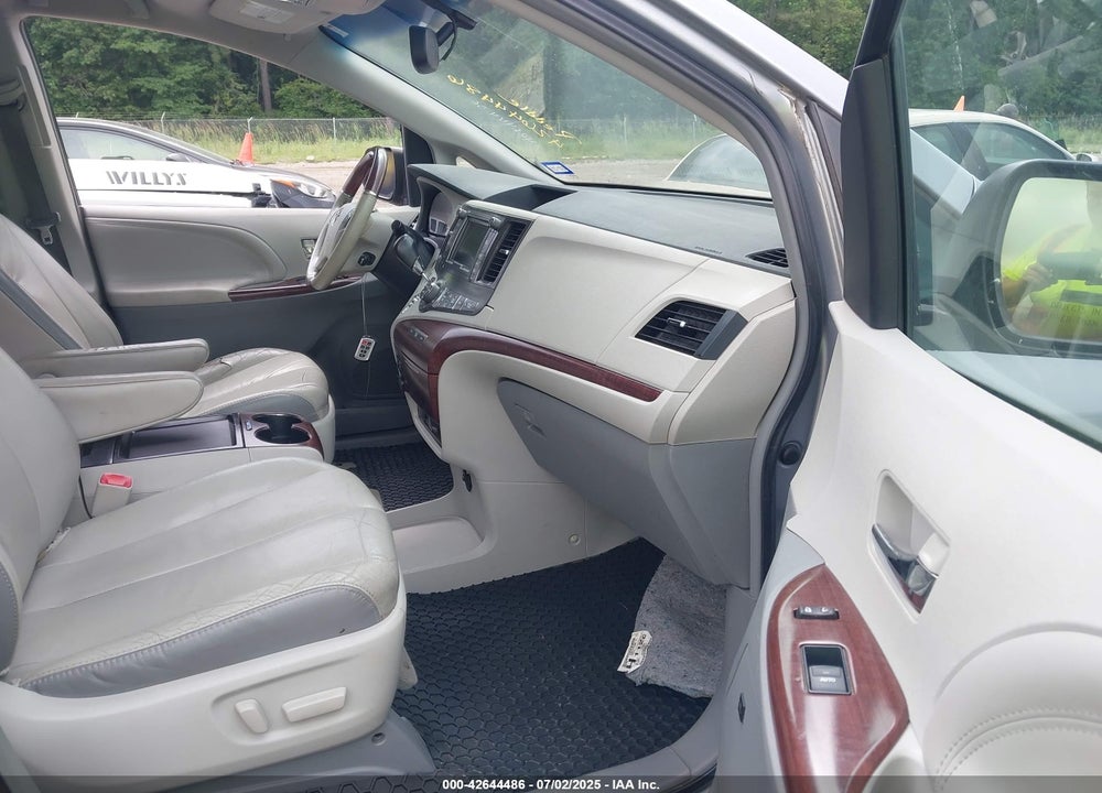 2011 TOYOTA SIENNA LIMITED V6 VIN: 5TDYK3DC2BS166913