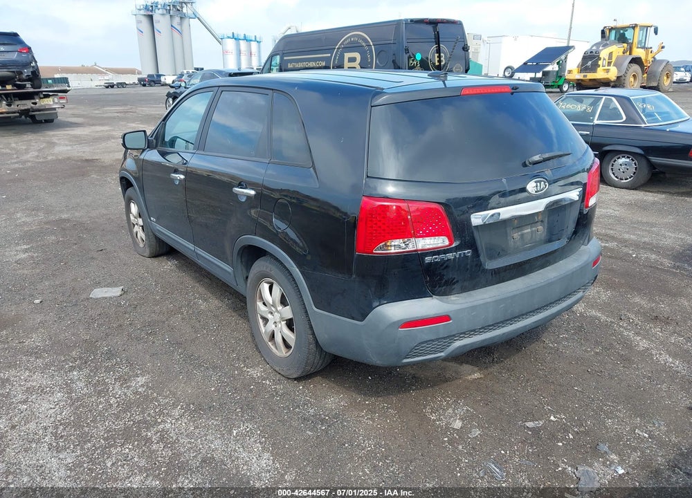 2011 KIA SORENTO VIN: 5XYKTCA17BG024401
