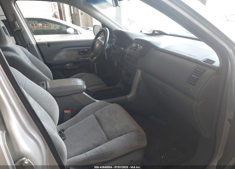 2004 HONDA PILOT EX VIN: 2HKYF18484H607545