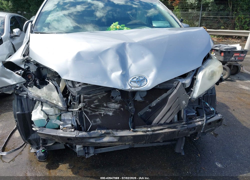 2015 TOYOTA SIENNA XLE 8 PASSENGER VIN: 5TDYK3DC6FS568763
