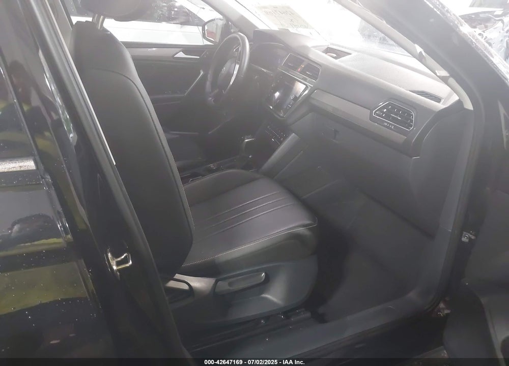 2022 VOLKSWAGEN TIGUAN VIN: 3VV2B7AX0NM049163
