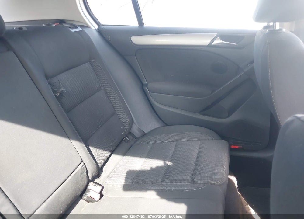 2011 VOLKSWAGEN GOLF VIN: WVWDB7AJ2BW057800