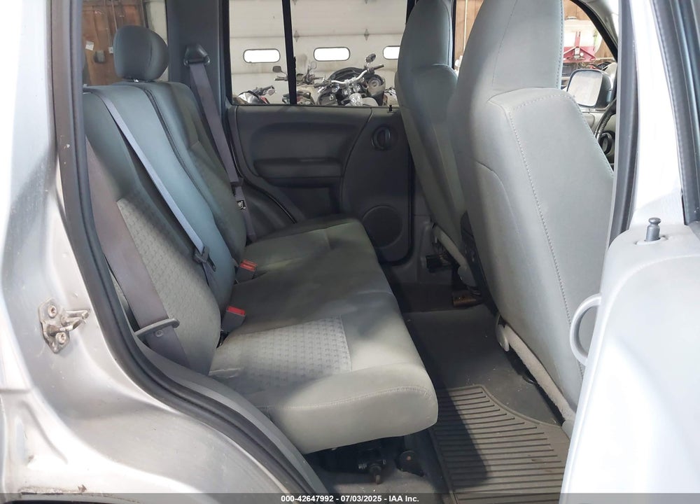 2007 JEEP LIBERTY VIN: 1J4GL48K47W670655