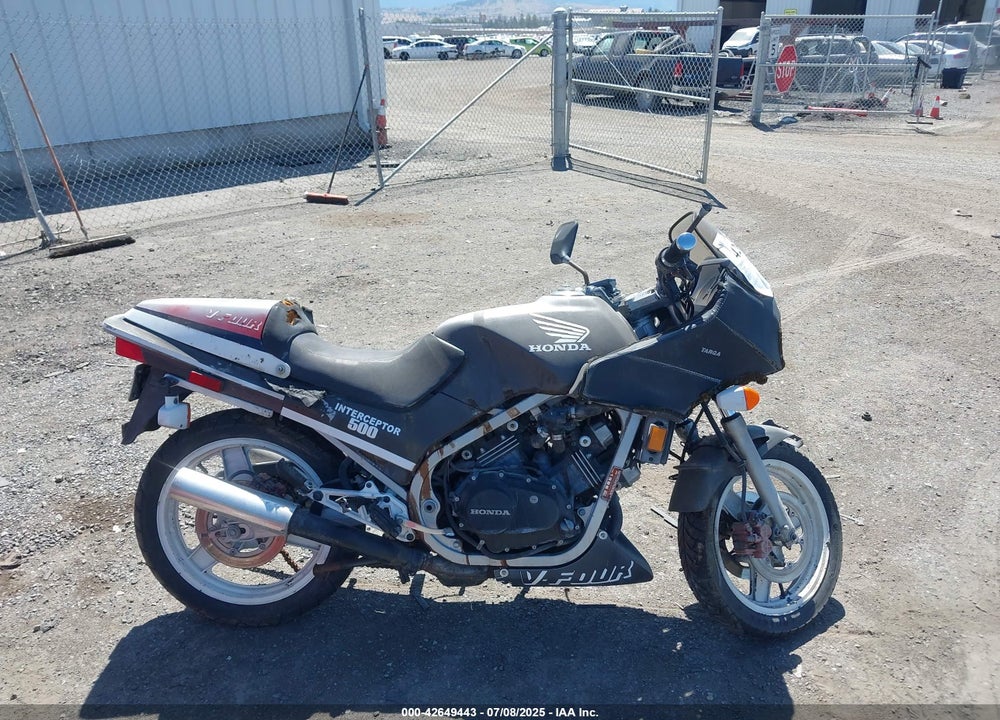 1986 HONDA VF500 F VIN: JH2PC1200GM205143