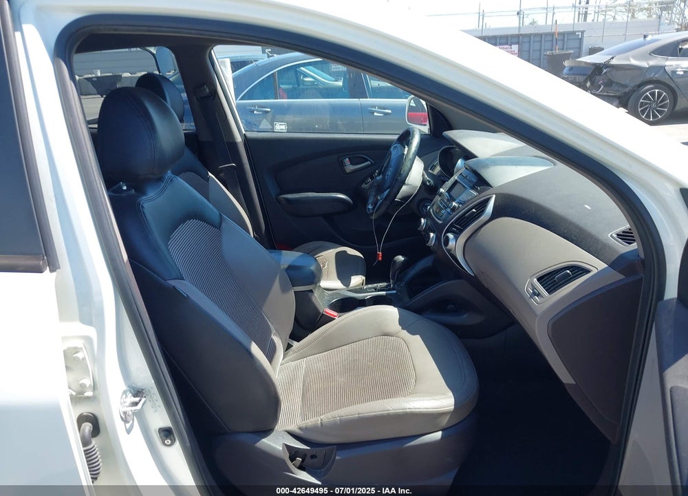 2011 HYUNDAI TUCSON VIN: KM8JU3AC1BU215431