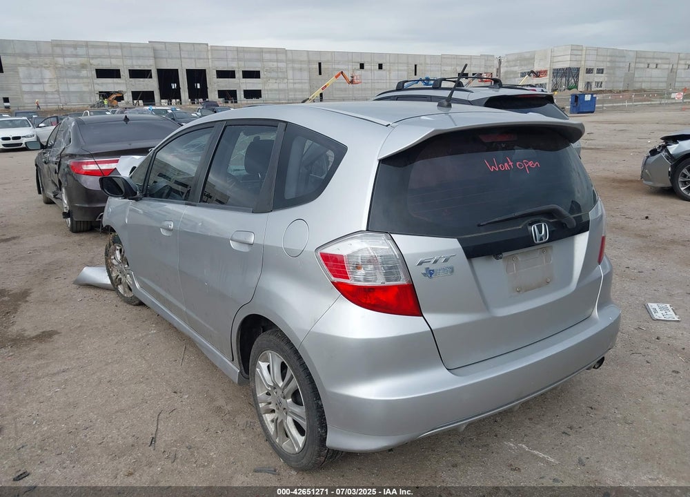 2011 HONDA FIT VIN: JHMGE8H55BC027435