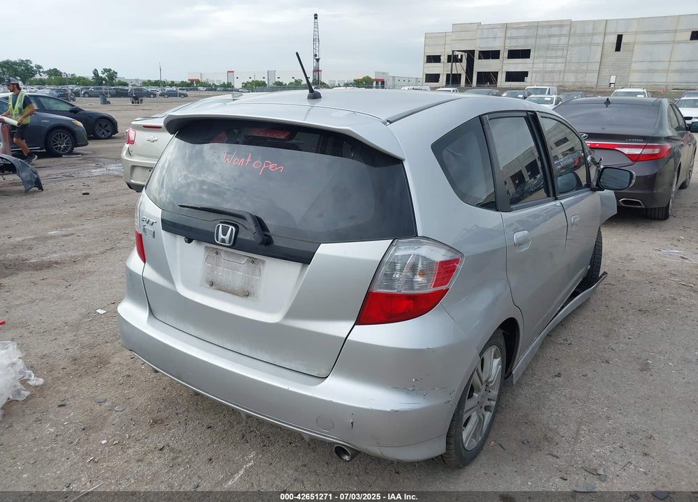 2011 HONDA FIT VIN: JHMGE8H55BC027435