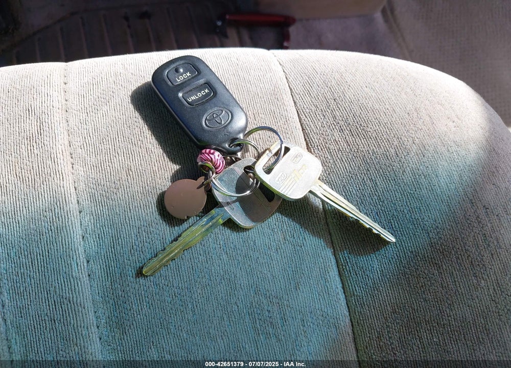2000 TOYOTA SIENNA LE VIN: 4T3ZF13C6YU291094