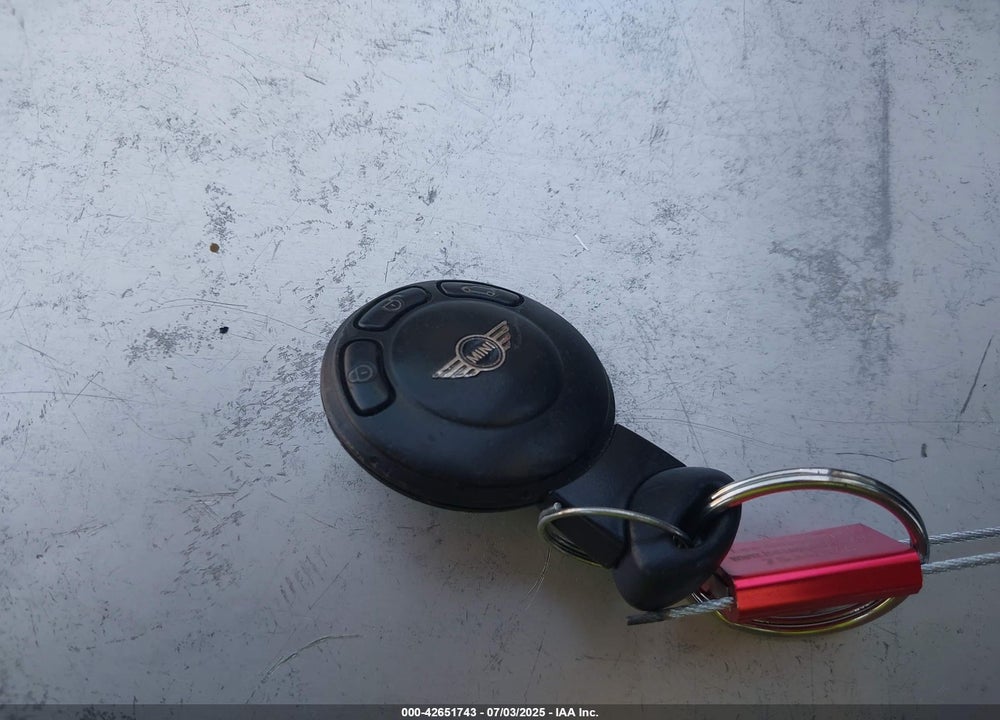 2009 MINI COOPER VIN: WMWMF335X9TT69935