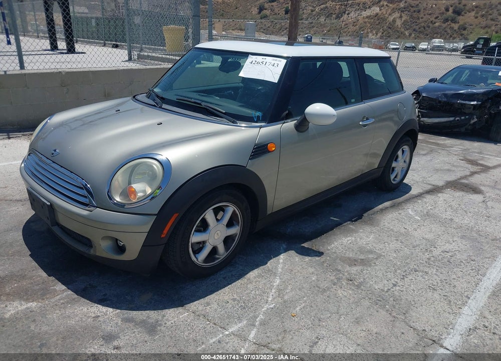 2009 MINI COOPER VIN: WMWMF335X9TT69935