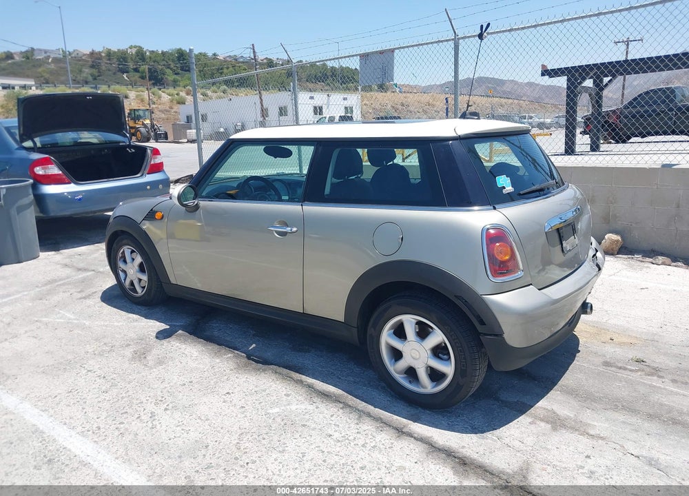 2009 MINI COOPER VIN: WMWMF335X9TT69935