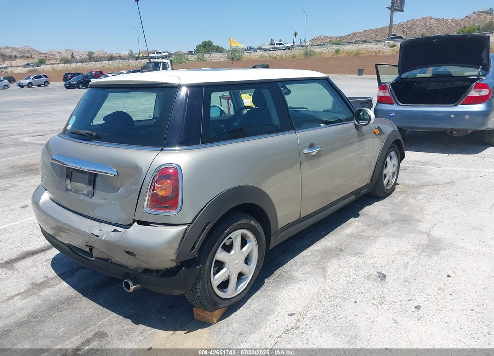 2009 MINI COOPER VIN: WMWMF335X9TT69935