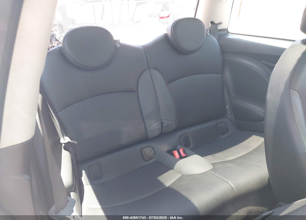 2009 MINI COOPER VIN: WMWMF335X9TT69935