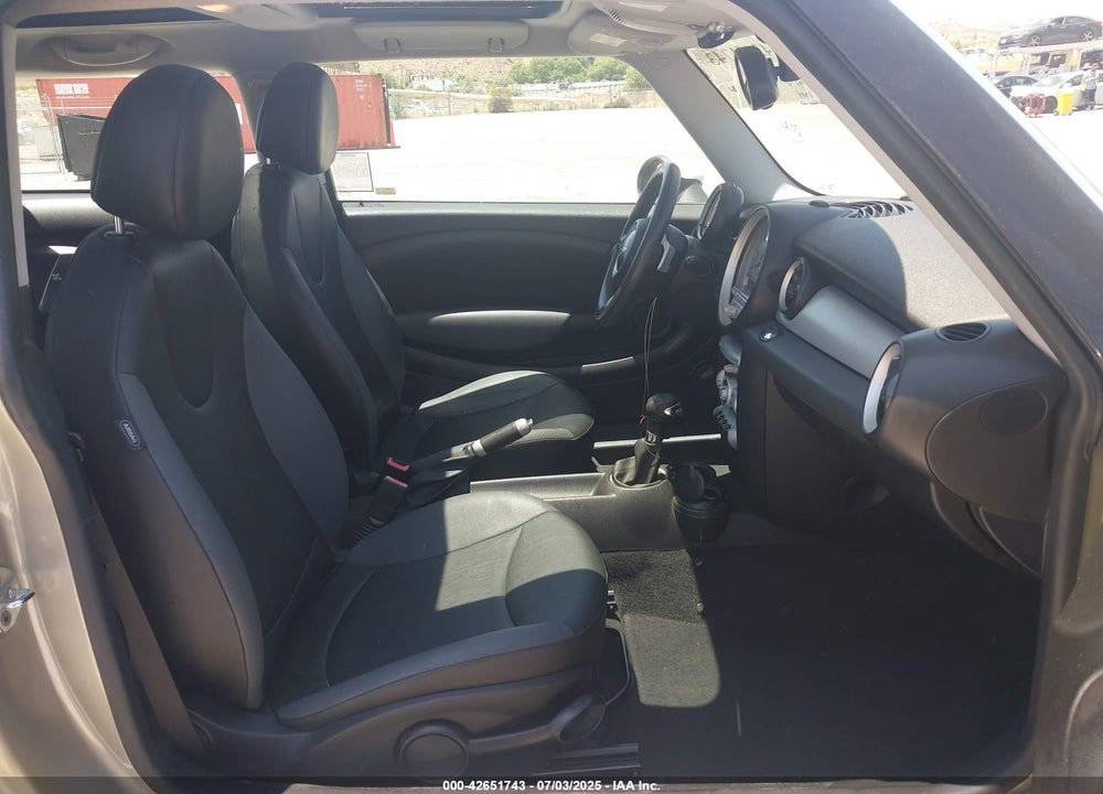 2009 MINI COOPER VIN: WMWMF335X9TT69935