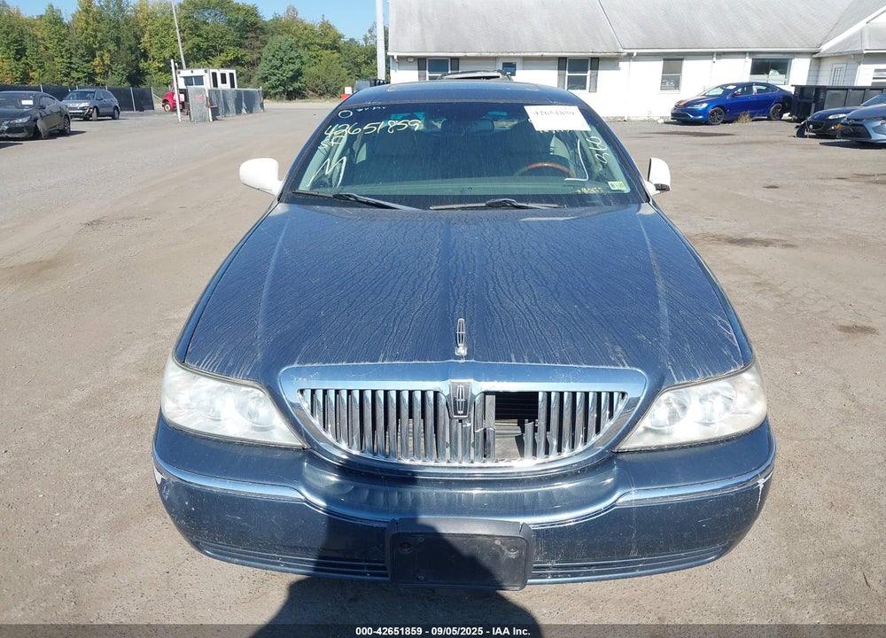 2005 LINCOLN TOWN CAR SIGNATURE LIMITED VIN: 1LNHM82W85Y649993