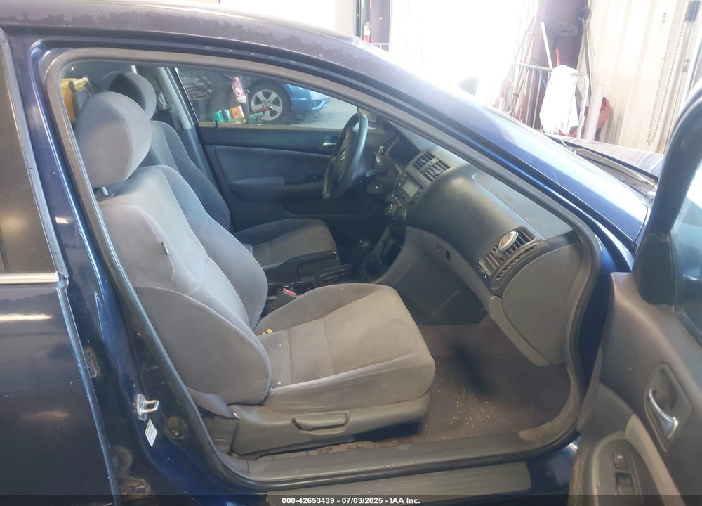 2005 HONDA ACCORD 2.4 LX VIN: JHMCM56425C004015