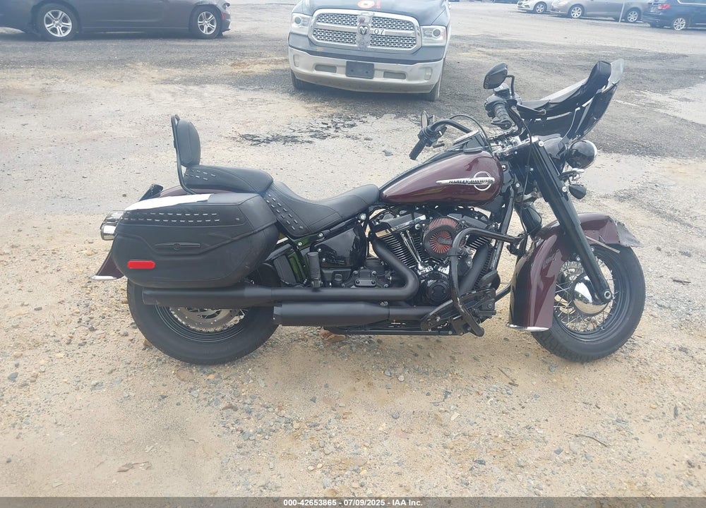 2018 HARLEY-DAVIDSON FLHC VIN: 1HD1YAJ13JC032790