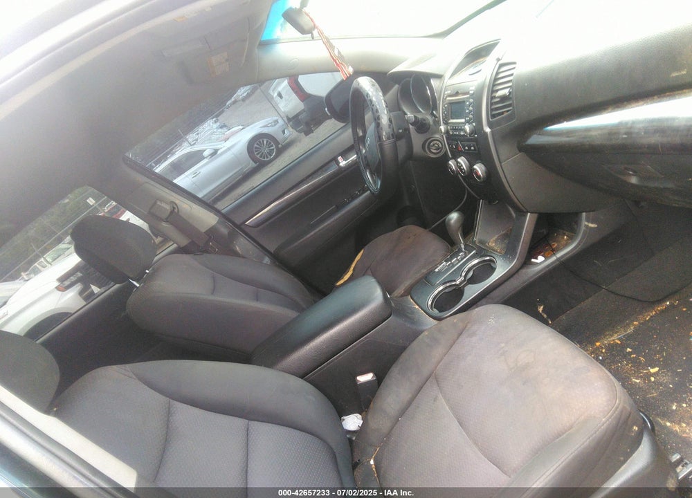 2011 KIA SORENTO LX VIN: 5XYKT3A17BG156123