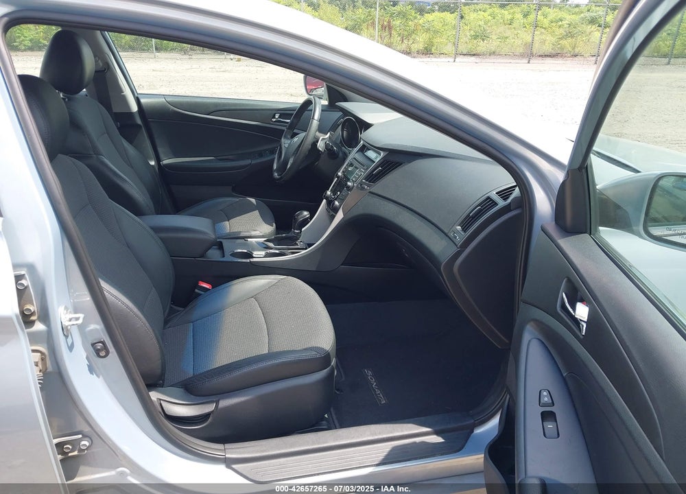 2011 HYUNDAI SONATA SE VIN: 5NPEC4AC3BH138568