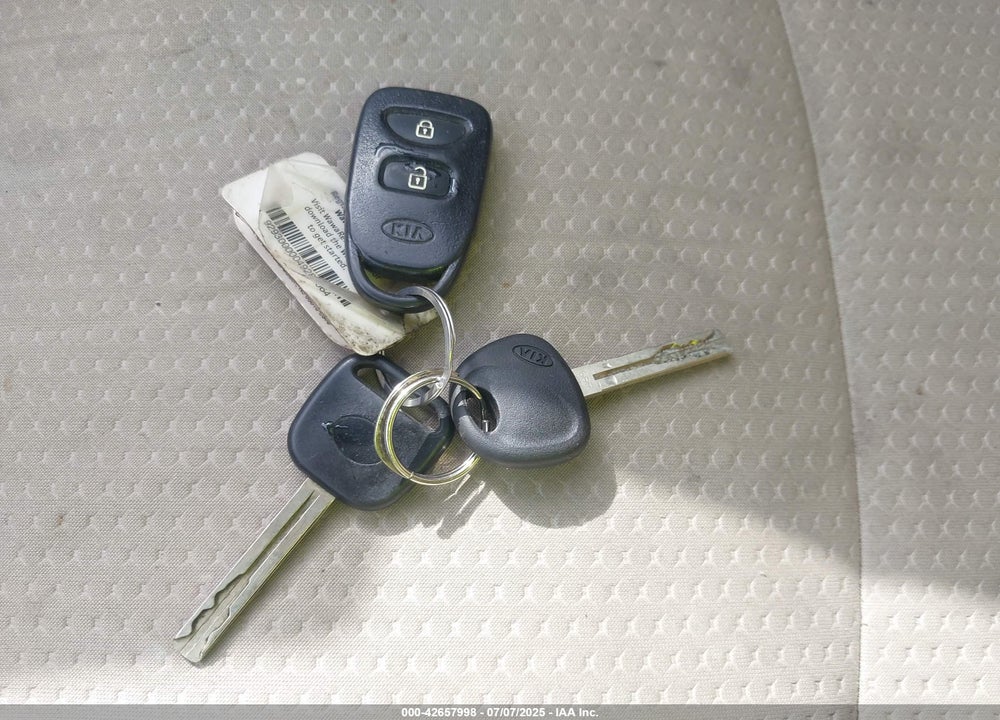 2011 KIA SORENTO VIN: 5XYKTDA26BG165875