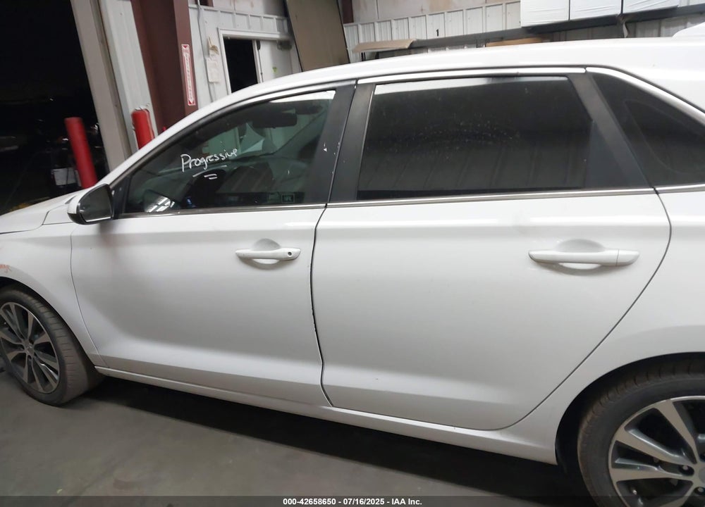 2018 HYUNDAI ELANTRA VIN: KMHH35LE3JU022563