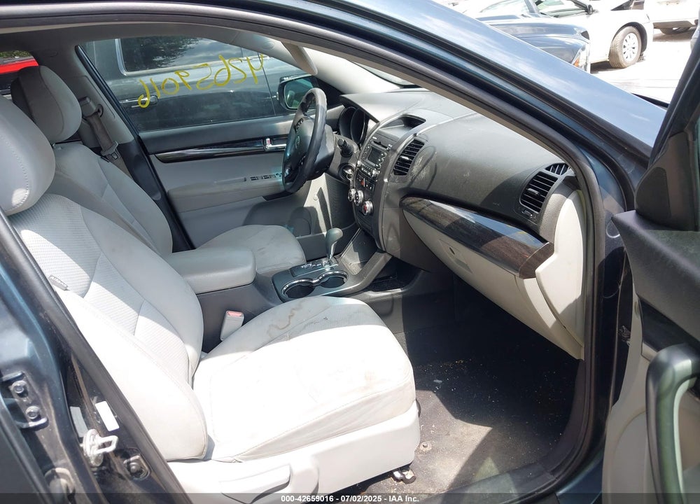 2011 KIA SORENTO VIN: 5XYKT4A26BG138128