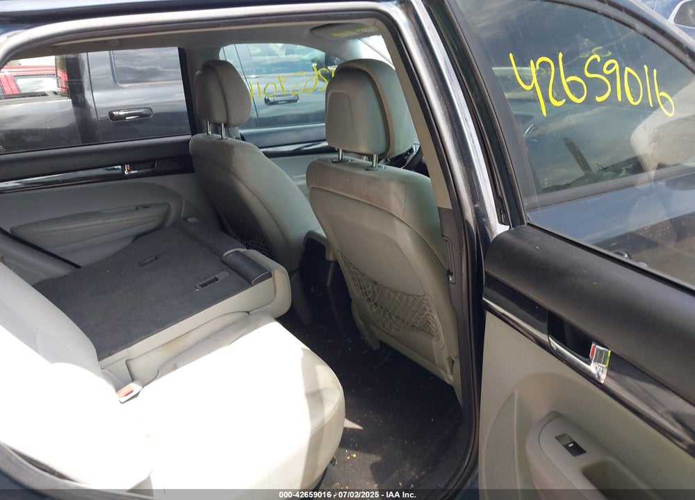 2011 KIA SORENTO VIN: 5XYKT4A26BG138128