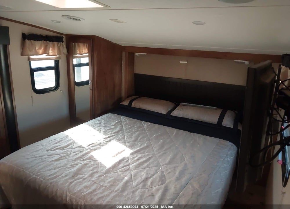 2015 FOREST RIVER CHAPARRAL LITE 29BHS VIN: 5ZT3CLUB6FA311418