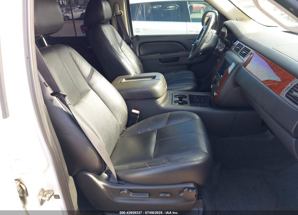 2011 CHEVROLET TAHOE VIN: 1GNSCBE0XBR374156