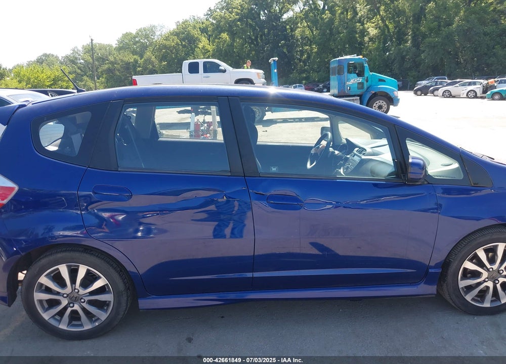 2013 HONDA FIT SPORT VIN: JHMGE8H53DC042390