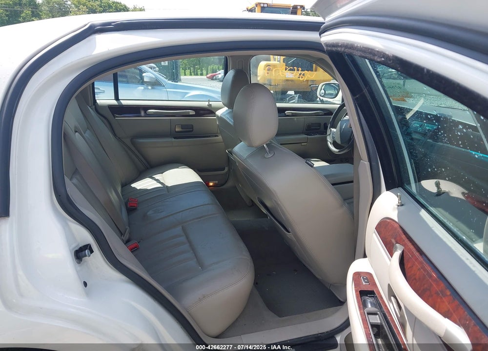 2007 LINCOLN TOWN CAR SIGNATURE VIN: 1LNHM81V17Y620282
