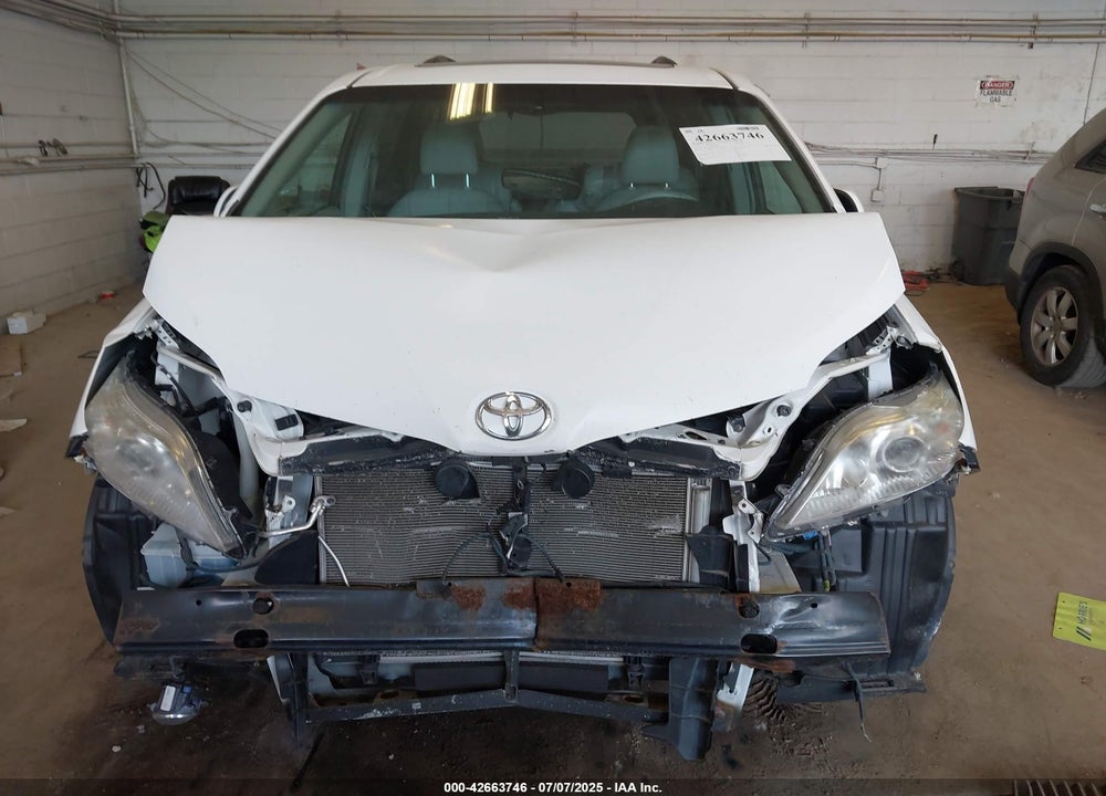 2011 TOYOTA SIENNA XLE V6 VIN: 5TDYK3DC6BS006940