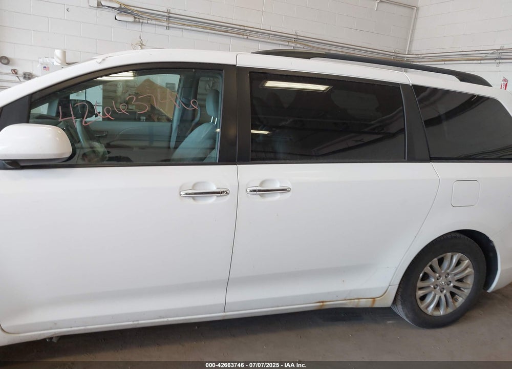 2011 TOYOTA SIENNA XLE V6 VIN: 5TDYK3DC6BS006940