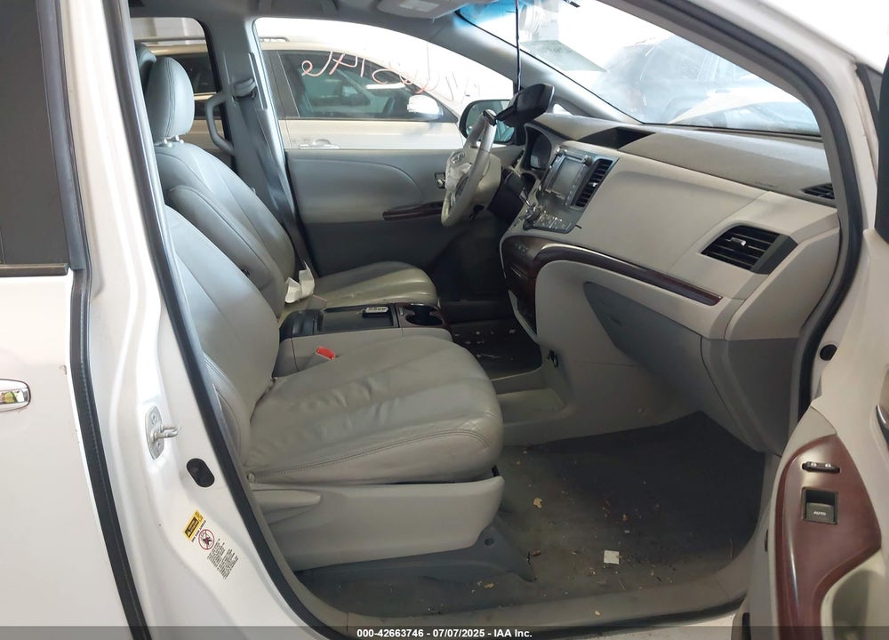2011 TOYOTA SIENNA XLE V6 VIN: 5TDYK3DC6BS006940