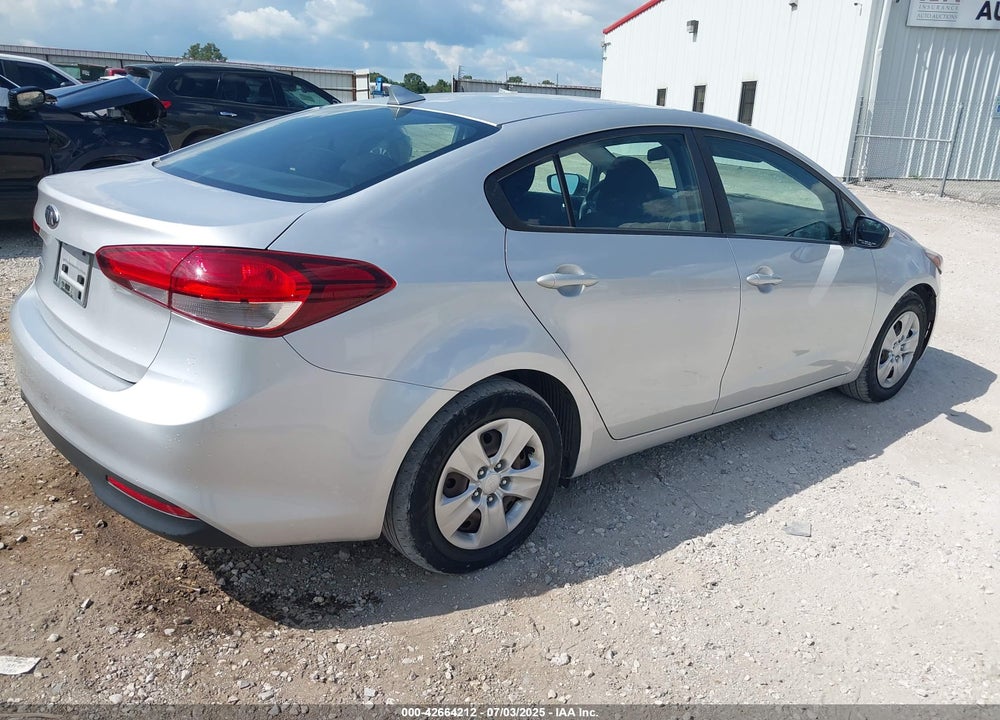 2018 KIA FORTE VIN: 3KPFK4A7XJE195332