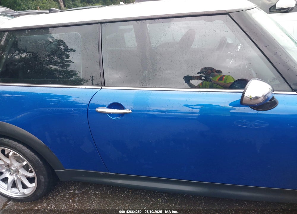 2006 MINI COOPER S VIN: WMWRE33596TN25810
