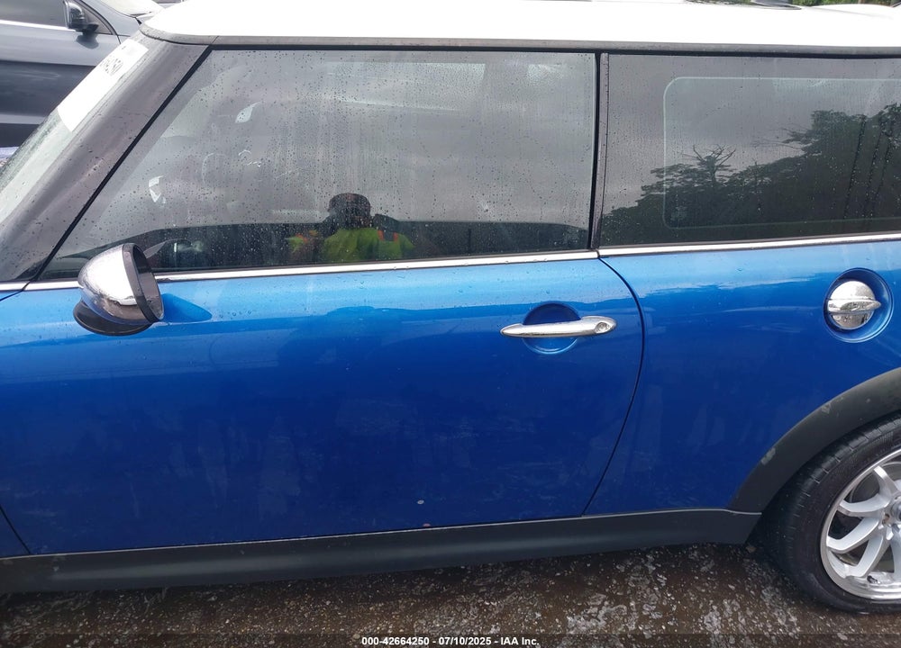 2006 MINI COOPER S VIN: WMWRE33596TN25810